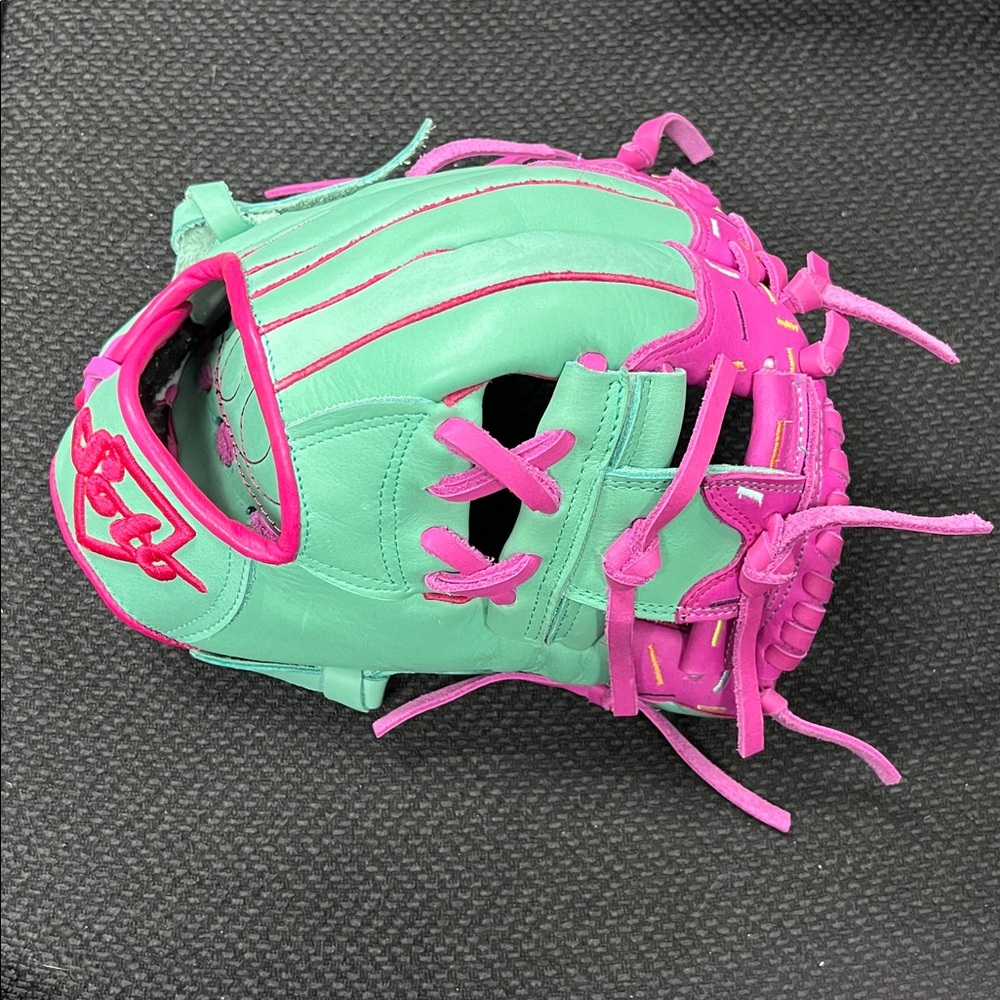 Soto Pro 11.5” ⚾️ baseball / 🥎 softball glove in mint green & pink leather